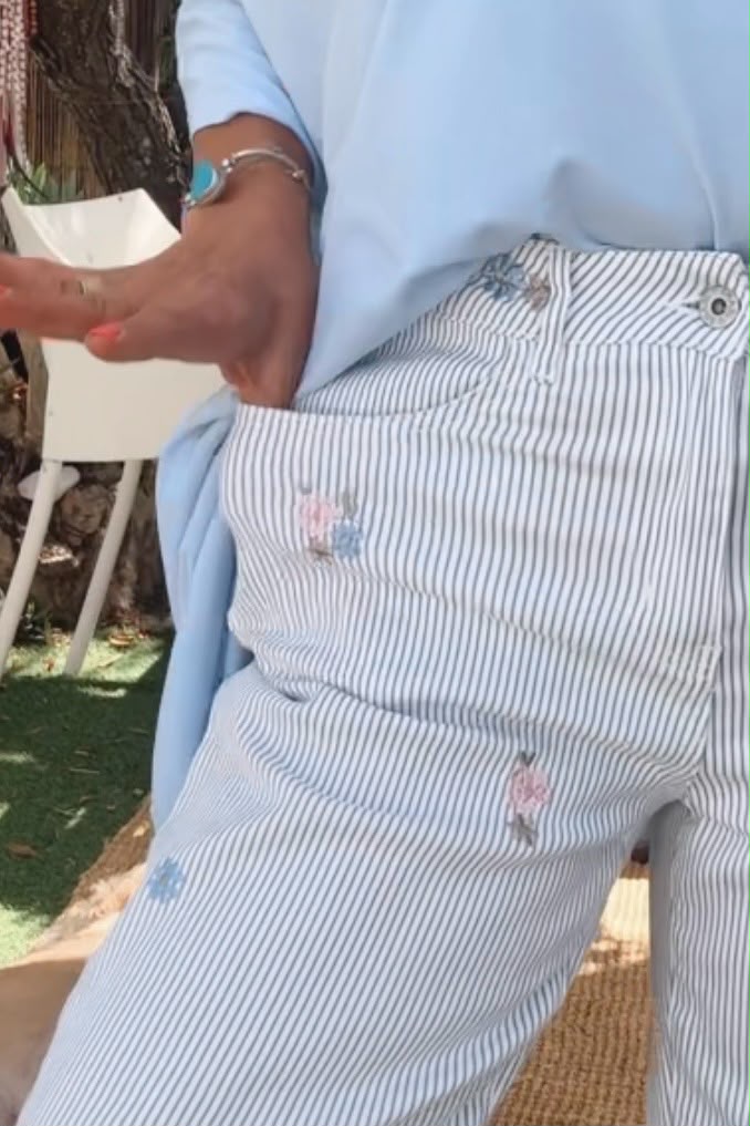 Calça Risca Bordada